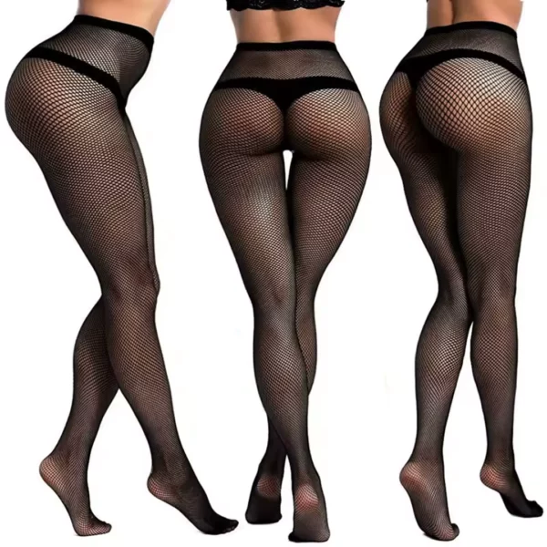 Modèle Féminin portant des Collants Résille Noirs à Maille Fine Modèle Féminin portant des Collants Résille Noirs à Maille Fine.