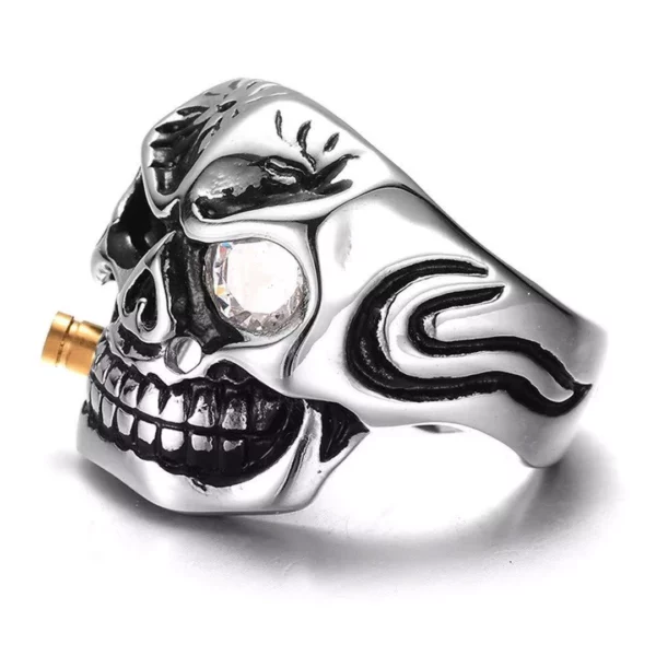 Bague Tête de Mort Homme Œil en Zircon Blanc avec Cigare Bague Tête de Mort Homme Œil en Zircon Blanc avec Cigare.