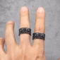 Bague Têtes de Mort Complices au Sourire Énigmatique en Acier Noir.