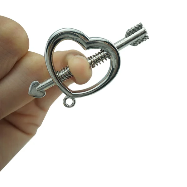 Faux Piercing Téton Cœur & Flèche à Ressorts - Pression ferme Faux Piercing Téton Cœur & Flèche à Ressorts - Pression ferme.