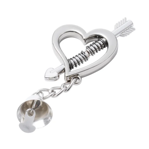 Faux Piercing Téton Cœur & Flèche à Ressorts - Variante Cloche Métal Faux Piercing Téton Cœur & Flèche à Ressorts - Variante Cloche Métal.