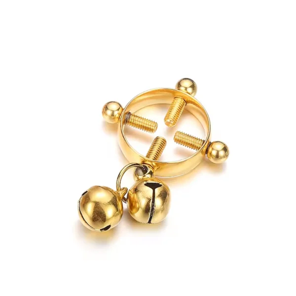 Faux Piercing Téton Réglable Vis de Serrage avec Clochettes (variante couleur doré PVD) Faux Piercing Téton Réglable Vis de Serrage avec Clochettes (variante couleur doré PVD).