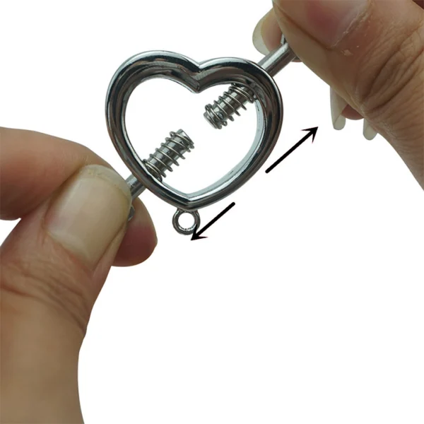 Faux Piercing Téton Unisexe en forme de Cœur transpercé par une Flèche à Ressorts Faux Piercing Téton Unisexe en forme de Cœur transpercé par une Flèche à Ressorts.