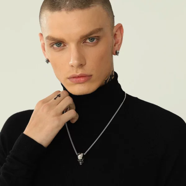 Homme portant des Boucles d’Oreilles Crâne Acier Inoxydable Poli Teinte Naturelle avec Effet Vieilli Homme portant des Boucles d’Oreilles Crâne Acier Inoxydable Poli Teinte Naturelle avec Effet Vieilli.