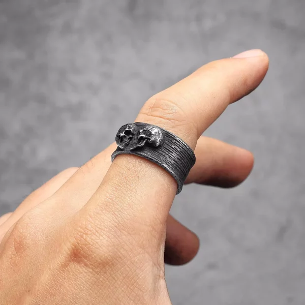 Homme portant une Bague Têtes de Mort Complices Acier Noir Homme portant une Bague Têtes de Mort Complices Acier Noir.
