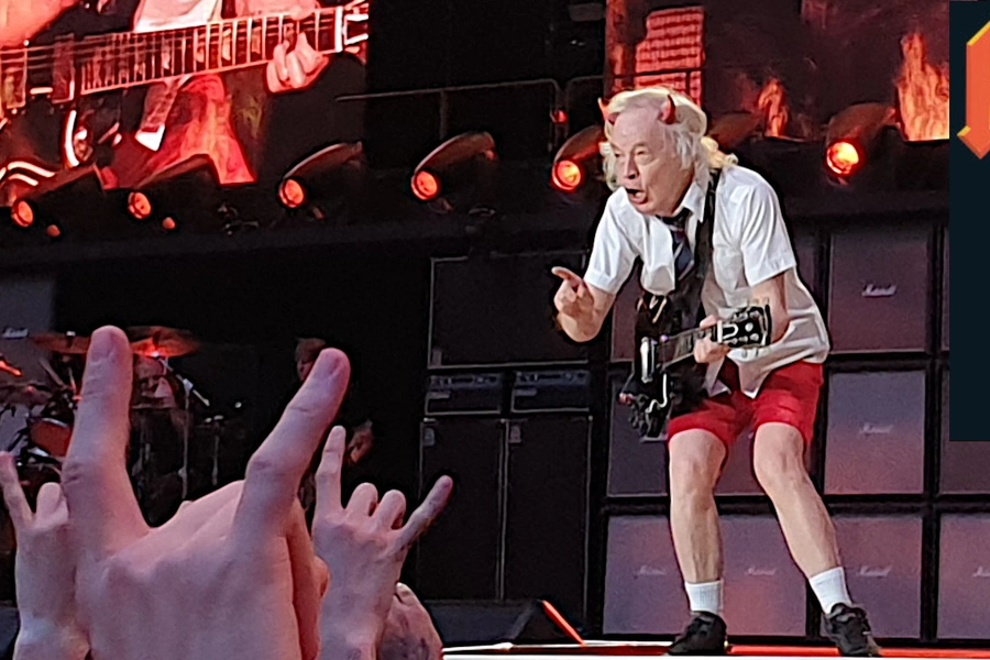Signe Rock Main au Concert ACDC Paris 9 et 13 Août 2025 devant Angus Young.