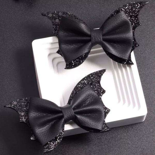 Barrettes Noires pour cheveux ornées d'un Nœud Papillon en Cuir & d'Ailes de Chauve-Souris Barrettes Noires pour cheveux ornées d'un Nœud Papillon en Cuir & d'Ailes de Chauve-Souris.