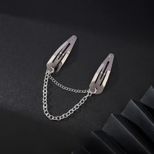 Barrettes à Cheveux en Acier Inoxydable Reliées par Fines Chaînes Métalliques Barrettes à Cheveux en Acier Inoxydable Reliées par Fines Chaînes Métalliques.