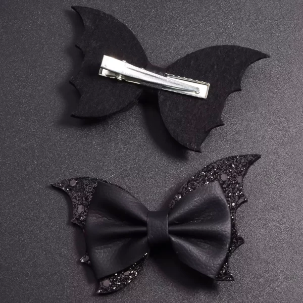 Barrettes pour cheveux à clip avec Nœud Papillon en Cuir & Ailes de Chauve-Souris Barrettes pour cheveux à clip avec Nœud Papillon en Cuir & Ailes de Chauve-Souris.