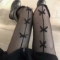 Collant Résille Noir orné de Sept Nœuds Ruban en Satin Style Gothique Punk.