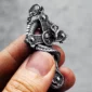 Collier Croix Gothique Dragon Protecteur et Crâne en Acier