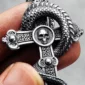Collier Gothique Croix Enlacée d’un Dragon & Crâne en Acier