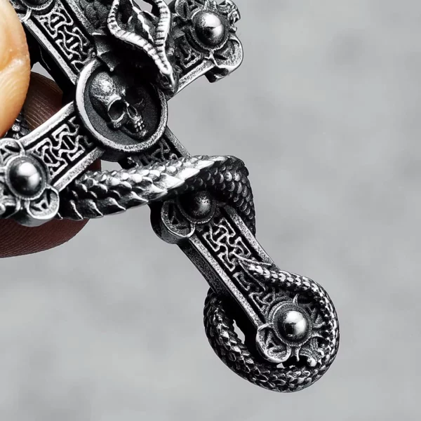 Collier Gothique Croix avec Dragon & Tête de Mort en Acier Inox.