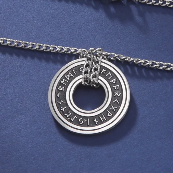 Collier avec Pendentif Anneau Runes Nordiques Ancien Futhark Collier avec Pendentif Anneau Runes Nordiques Ancien Futhark.