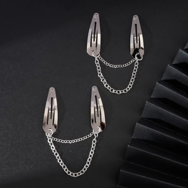 Deux Paires de Barrettes à Cheveux Reliées par Chaînes Fines Deux Paires de Barrettes à Cheveux Reliées par Chaînes Fines.