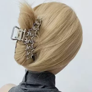 Femme avec Pince à Cheveux Étoiles.