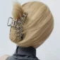 Femme avec Pince à Cheveux Étoiles.