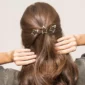 Femme avec des Barrettes Étoile dans les Cheveux.