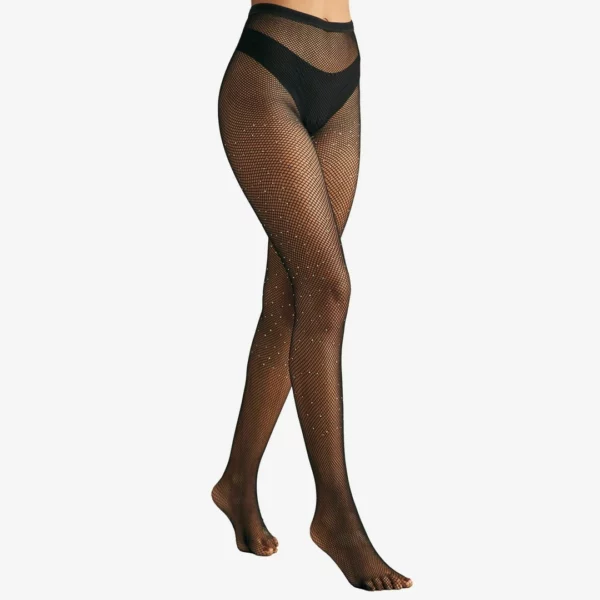 Femme avec des Collants en Résille Noire parsemés de Strass Scintillants.