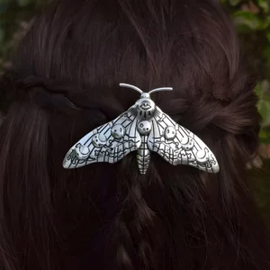Femme avec une Barrette Papillon de Nuit Lunaire en Acier Inoxydable dans les Cheveux.