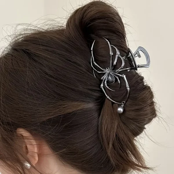 Femme avec une Pince Araignée en Acier Noir & Perles dans les cheveux Femme avec une Pince Araignée en Acier Noir & Perles dans les cheveux.