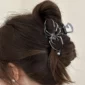 Femme avec une Pince Araignée en Acier Noir & Perles dans les cheveux.