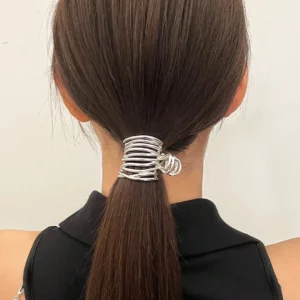 Femme avec une Pince Crabe Spiralée en Métal pour coiffer sa queue de cheval.