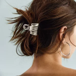 Femme avec une Pince Crabe Spiralée en Métal pour coiffer son chignon.