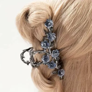 Femme avec une Pince à Cheveux Fleurs de Camélia Bleutées en Acier.