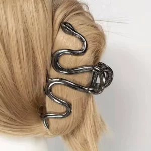 Femme avec une Pince à Cheveux Serpent en Acier Noir.