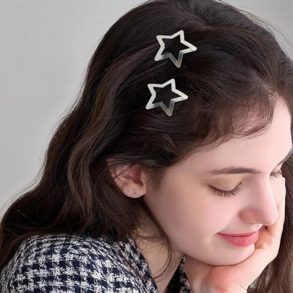 Femme portant des Barrettes Étoile en Acier Inoxydable dans les cheveux Femme portant des Barrettes Étoile en Acier Inoxydable dans les cheveux.