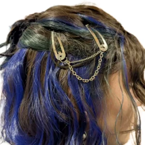 Femme portant des Barrettes à Cheveux Gothiques Reliées par Chaînes Fines.