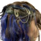 Femme portant des Barrettes à Cheveux Gothiques Reliées par Chaînes Fines.