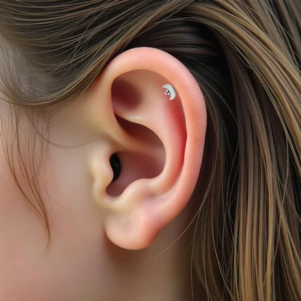 Femme portant un Piercing Labret Croissant de Lune avec Billes à l'Hélix Femme portant un Piercing Labret Croissant de Lune avec Billes à l'Hélix.