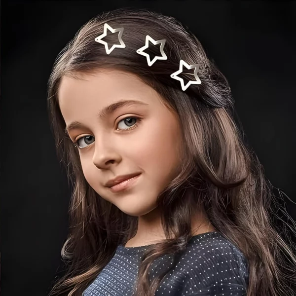 Fille avec des Barrettes Étoile en Acier dans les Cheveux Fille avec des Barrettes Étoile en Acier dans les Cheveux.