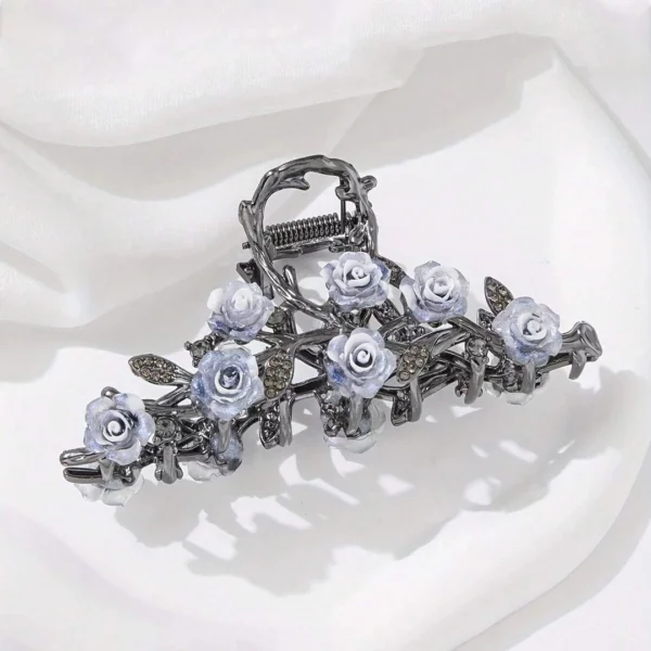 Grande Pince à Cheveux Fleurs de Camélia Bleutées en Acier Grande Pince à Cheveux Fleurs de Camélia Bleutées en Acier.