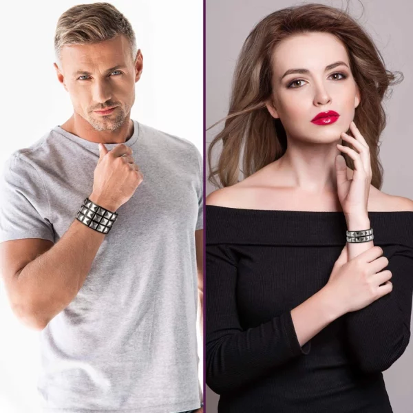 Homme et Femme portant un Bracelet Punk en Cuir Noir avec Rivets Pyramide Homme et Femme portant un Bracelet Punk en Cuir Noir avec Rivets Pyramide.