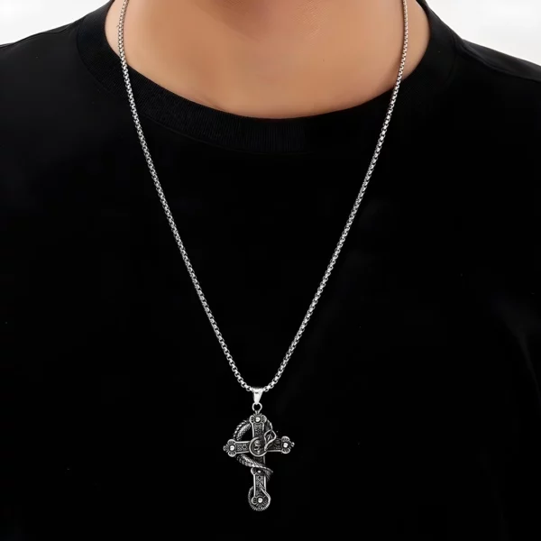 Homme portant un Collier Croix Gothique Enlacée d’un Dragon & Crâne en Acier.