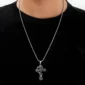Homme portant un Collier Croix Gothique Enlacée d’un Dragon & Crâne en Acier