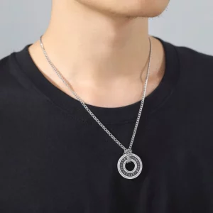 Homme portant une Chaîne avec Pendentif Anneau Runes Nordiques Ancien Futhark.