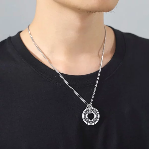 Homme portant une Chaîne avec Pendentif Anneau Runes Nordiques Ancien Futhark Homme portant une Chaîne avec Pendentif Anneau Runes Nordiques Ancien Futhark.