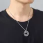 Homme portant une Chaîne avec Pendentif Anneau Runes Nordiques Ancien Futhark.