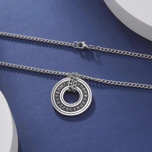 Pendentif Anneau Runes Nordiques Ancien Futhark avec Chaîne 60 cm Pendentif Anneau Runes Nordiques Ancien Futhark avec Chaîne 60 cm.
