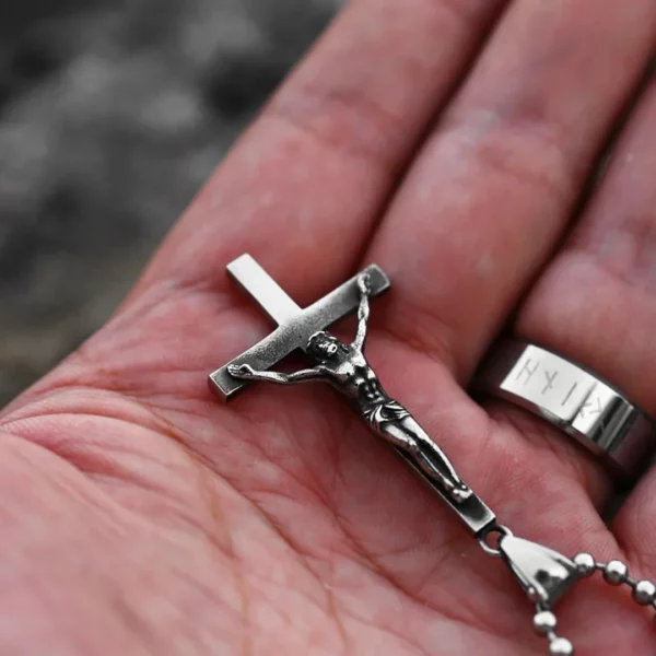 Pendentif Croix Inversée avec Saint Pierre Crucifié Pendentif Croix Inversée avec Saint Pierre Crucifié.
