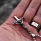 Pendentif Croix Inversée avec Saint Pierre Crucifié.