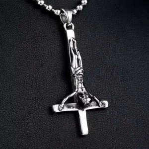 Pendentif Croix Inversée avec Saint Pierre monté sur chaîne à billes.