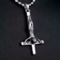 Pendentif Croix Inversée avec Saint Pierre monté sur chaîne à billes.