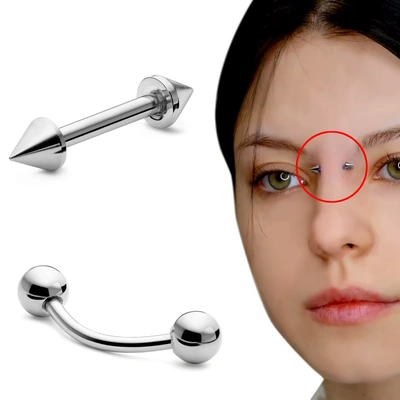 Femme portant un Piercing au Bridge.