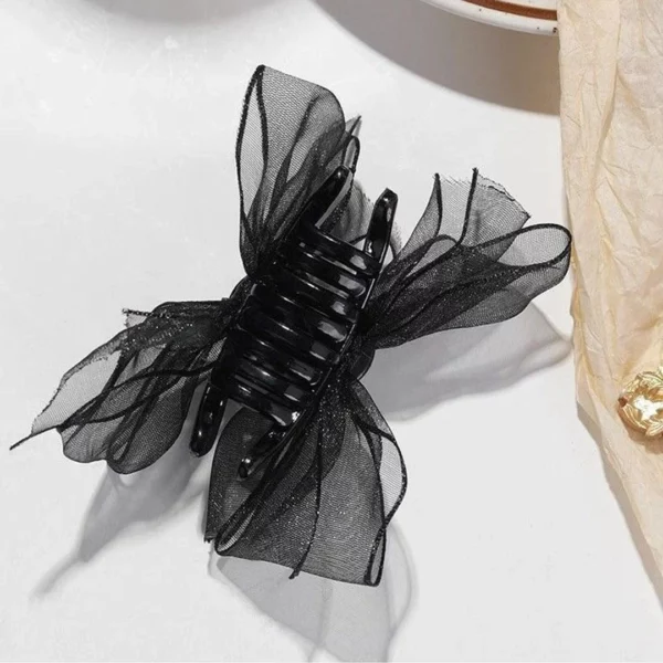 Pince Crabe Noire avec Nœuds Papillon en Organza Pince Crabe Noire avec Nœuds Papillon en Organza.