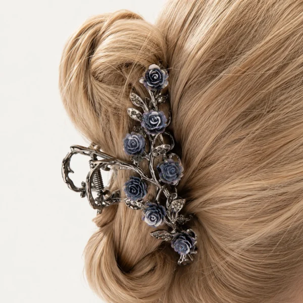 Pince à Cheveux Fleurs de Camélia Bleutées en Acier Pince à Cheveux Fleurs de Camélia Bleutées en Acier.